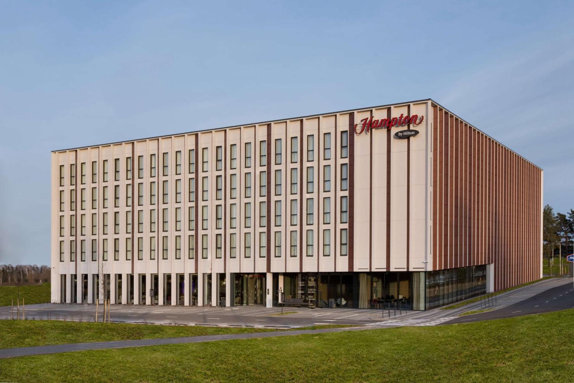 Hampton By Hilton Riga Airport Hotel Exterior foto